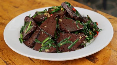  Spicy Stir-Fried Blood Curd: A Delicacy Balancing Savory Umami With Unexpected Irony?