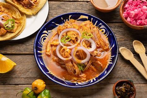  Cochinita Pibil: Mausteinen Hidaspaistosydän ja Räväkkä Uuniolio Seikkailevat Yucatánin Keittiössä!